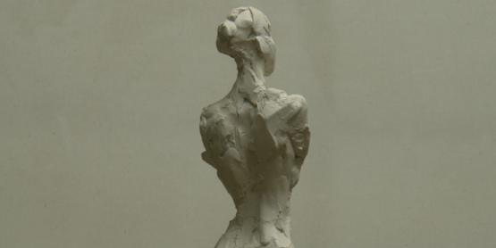 Julia bras croisés - plâtre, 65x32x19cm Julia bras croisés - plâtre, 65x32x19cm